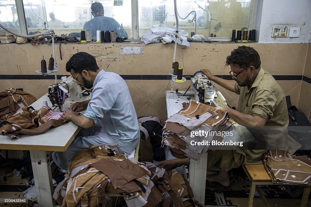 Leather stitching opretor